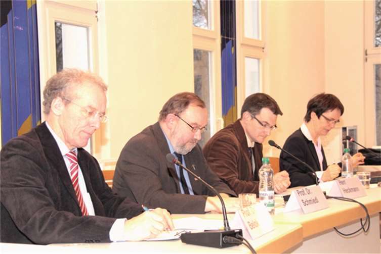 V.l.: Professor Dr. Manfred Belok/Theologische Hochschule Chur; Professor Dr. Joachim Schmiedl ISch/PTHV und Moderator der Diskussion; Christian Heckmann/Sekretär der Trierer Bistumssynode; Professorin Dr. Hildegund Keul/Leiterin der Arbeitsstelle für Frauenseelsorge der Deutschen Bischofskonferenz, Bonn, stellten sich den Fragen der Gäste.