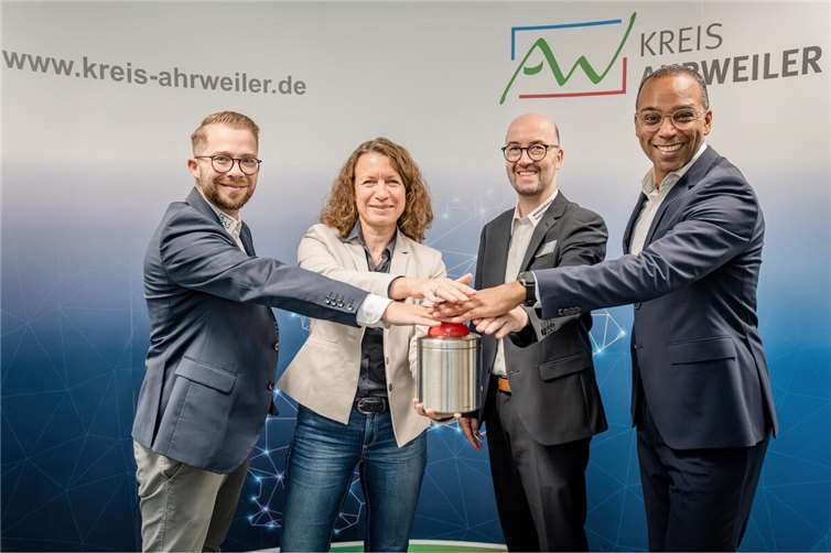 V.l.: Projektverantwortlicher Timo Schäfer, Landrätin Cornelia Weigand, Kreiswirtschaftsförderer Tino Hackenbruch und TÜV-Referent Dr. Daniel Opoku geben den Startschuss für die „Nachhaltigkeits-Akademie Kreis Ahrweiler“. Foto: Kreisverwaltung Ahrweiler / Bernhard Risse