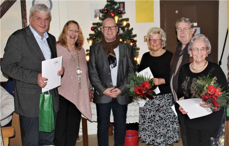 (V.l.): Rainer Baldus (30 Jahre), Marion Klein (Vors.), Arno Jacobi (AWO Präsidium), Gabi Baldus (30 Jahre), Peter Seul (15 Jahre), Ida Müller (15 Jahre), nicht anwesend Max Kroker (30 Jahre) und Hans-Ewald Hauschild (15 Jahre). Foto: privat