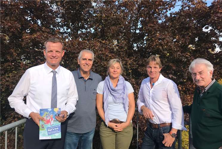 V.l.: Ralf Braß (Kreissparkasse Meckenheim), der Autor Manfred Mai, Heike Rabe (OGS Meckenheim), Martin Lenz (Musiker) und Herbert Kalkes (Büchereileiter und Organisator von Käpt‘n Book vor Ort).privat