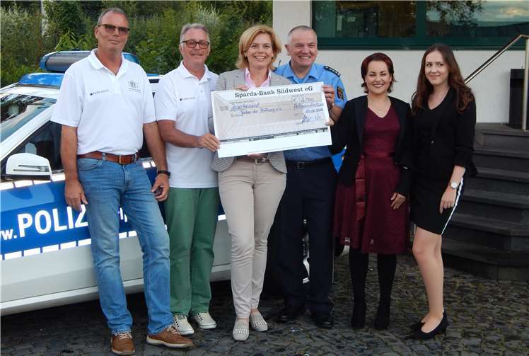 V.l.: Ralf Pörtner, Jürgen Grünwald, Julia Klöckner, Hans-Joachim Eggert, Annika Kurz und Marie-Sophie Nix (für Gewinnsparverein der Sparda Bank Südwest e.V., Filiale Montabaur).privat