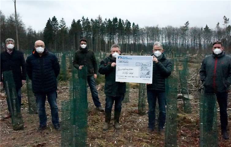 V.l.: Ralf Seemann, Beigeordneter der Stadt Neuwied; Giudo Hahn, Ortsvorsteher Gladbach; Christian Kehr, Regionalmarktleiter der VR Bank Rhein-Mosel; Ralf Winnen, Revierförster HWG-Wald; Andreas Harner, Vorstandssprecher der VR Bank Rhein-Mosel; Markus Blank, Ortsvorsteher Heimbach-Weis.Foto: VR Bank Rhein-Mosel