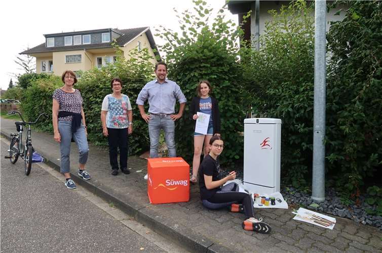 V.l.: Ratsmitglied Petra Seuser, Ortsbürgermeisterin Ingelore Runkel, Syna-Prokurist Johannes Schardt, sowie die jungen Künstlerinnen Magdalena Witter und Emily Eidenberg.Foto: Syna