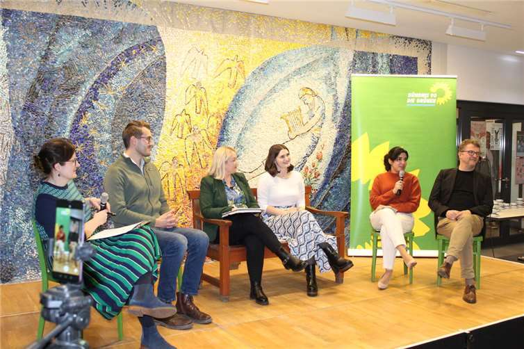 V.l.: Rebecca Stallbaumer, Julian Joswig, Verena Örenbas, Kim Theisen, Misbah Khan, Carl-Bernhard von Heusinger. Foto: David Fiedler
