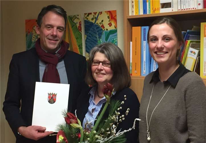 V.l.: Regierungsschuldirektor Harald Thome, Jubilarin Margit Bieler und Rektorin Tatjana Massion. Privat