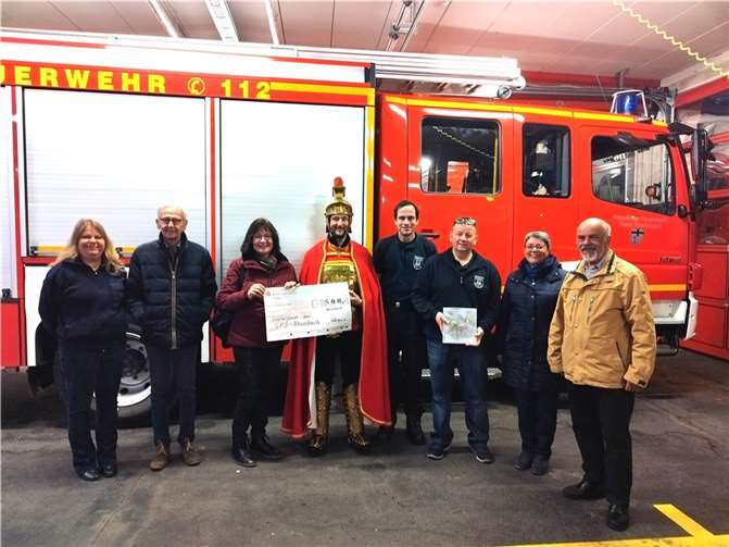 V.l. Regina Esser, Walter Langer, Pia Grünberg, als St. Martin Jürgen Esser, Sven Grebenstein, Thomas Gundlach, Corinna Schulze-Quabis, Gert-Uwe Geerdts. Fotos: privat