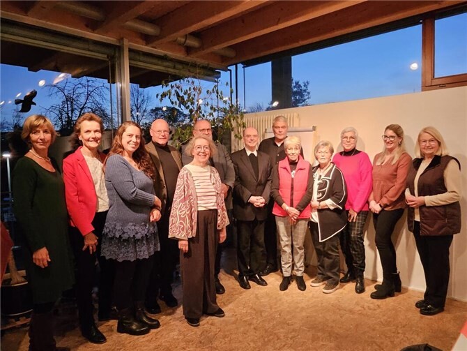 V.l.: Regina Rumpf, Leiterin der Stiftung Kirchliche Sozialstation, Margret Schmitz, Yvonne Geil, Jürgen Gundalin, Förderverein Hospizbewegung Andernach-Pellenz, stellvertretender Vorsitzender, Christa Berger, Pastor Andreas Lenz, Dekan Eric Condé, Ingrid Ickenroth, Hannelore Bermel, Gertrud Hüttges, Diana Petrek, Mitglied der Einrichtungsleitung der Altenzentrum Sankt Stephan Stiftung, Hedi Thelen, Moderatorin und Stellvertretende Vorsitzende des Fördervereins. Foto: Katja Neff, Bistum Trier