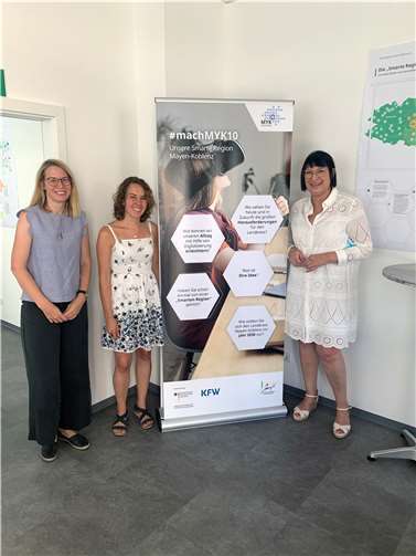 V.l. Regionallotsin Stadt Andernach/VG Pellenz Henriette Smala, Digitalisierungsbeauftragte Sonja Gröntgen und Anette Moesta MdL im Projektbüro in Andernach. Foto: Anette Moesta MdL