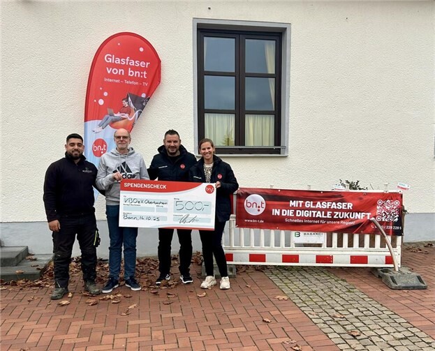 V.l: Reiner Held (1. Vorsitzender des VBO Oberbachem), Umut Basakci (Basakci Bauunternehmen GmbH), Nikolaos Pantios (Leiter Vertrieb, bn:t) und Barbara Gardner (Leitung Marketing, bn:t). Foto: bn:t Blatzheim Networks Telecom GmbH