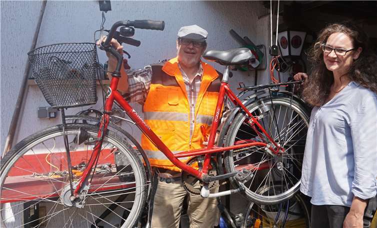 V.l. Reiner Lanzrath und Barbara Gunst-Assimenios in der Fahrradwerkstatt von Reiner LanzrathFoto: privat