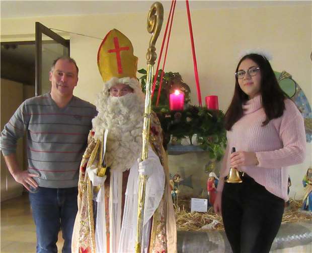 (V.l.:) Rektor Michael Wetzlar, der heilige Nikolaus und ein Helferengel. Foto: privat