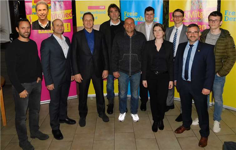 (V.l.): René Reinhardt, Dr. Elias Al-Ghabra, Dr. Kai Rinklake, Thomas Breuer, Oliver Spielmann, Andreas Büsch, Katja Böcking, Christian Hess, Dennis Mohr, Noah Löwenstein; kleines Bild: Dietrich G. Rühle. Quelle: FDP Neuwied