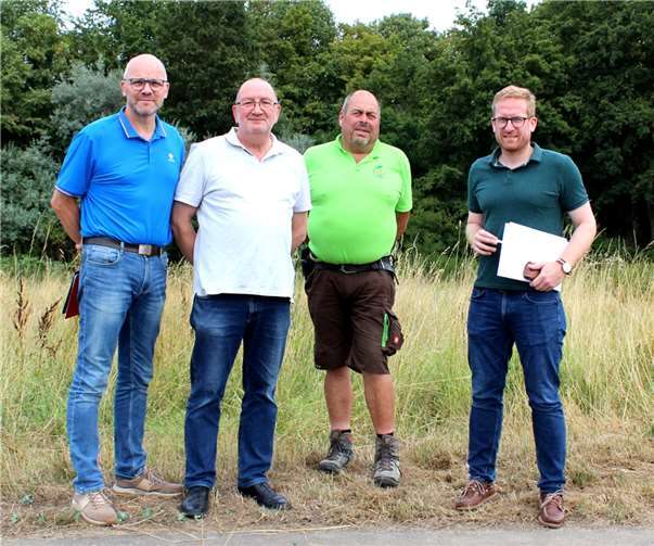 V.l.: Robert Füllmann (AG4 Fluthilfe), Jürgen Saes (Ortsvorsteher), Hans-Peter Blumenberg (Ortsbeirat und AG3 Fluthilfe) und Peter Ropertz. Foto: privat
