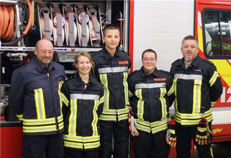 V.l.: Robert Gries (stlv. Wehrführer), Sarah Schmidt, Marlon Wagner, Natalie Jungbluth, Thorsten Wagner (Wehrführer). Foto: Michael Huhn