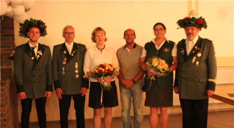 (V.l.) Robin Brzinzky (Jugendprinz), Werner Neubauer (Brudermeister und Gatte der Schützenliesel), Angelika Neubauer (Schützenliesel), Michael Ratzke (Bürgerkönig) Schützenkönigin Thea Esseling und Schützenkönig Hermann Esseling. - EICH -