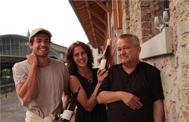 (V.l.) Robin Schmitt und Iris Brahmbedankten sich bei ihrem Dozenten, Dr. Dieter Marcos.