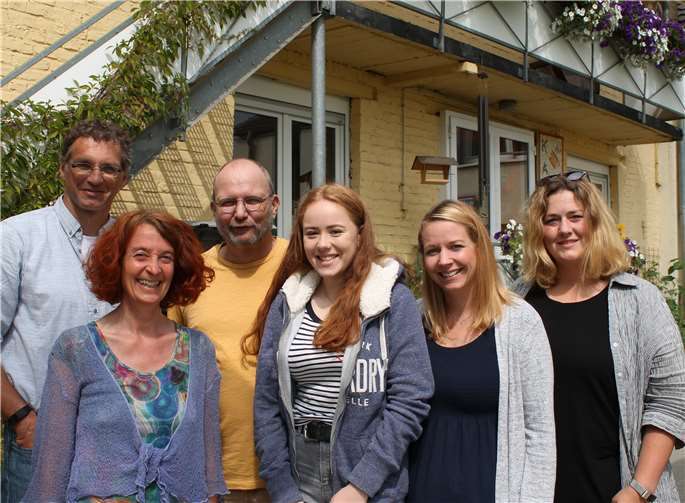 (V.l) Rodger Ody (Fachbereichsleiter), Eva Schliefer, Christoph Grobelny, Nell Pfeiffer, Kathrin Greuel (alle Tagesstätte) und Melina Rümmler (Kontaktstelle und Betreutes Wohnen).privat