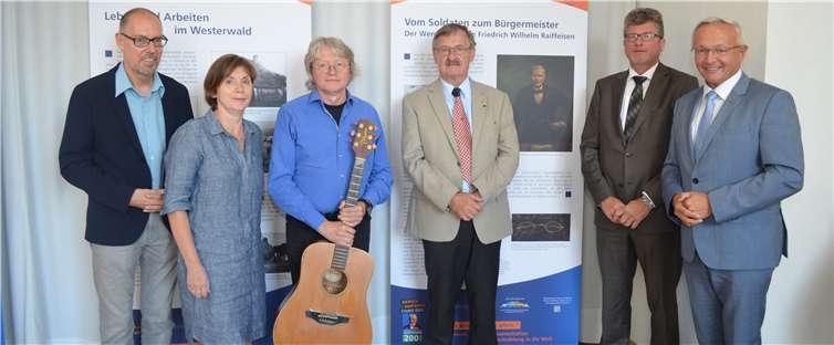 V.l.: Roentgen-Museumsdirektor Bernd Willscheid, Rosina Kusche Knirsch (Roentgen-Museum), Liedermacher Manfred Pohlmann, Josef Zolk (Raiffeisengesellschaft), Erich Honnef, VR-Bank Neuwied-Linz, Landrat Achim Hallerbach.Kreisverwaltung Neuwied