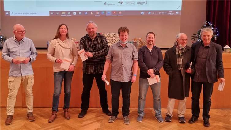 Ehrenabzeichen in feierlichem Ambiente verliehen V.l.: Roland Wesche, Sabine Hanusch, Björn Bahnsen, Jason Luxem, Daniel Bölts, Hans-Hermann Krümpelmann und Klaus Jahnz.Foto: privat