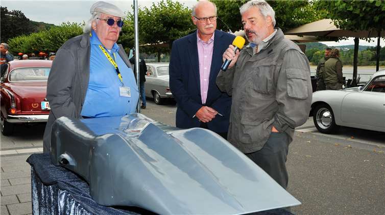 V.l.: Rolf-Dieter Meißner, Rainer Doemen, Rudolf Lohmer im Gespräch über das Modell des „Mercedes-Benz W125 Streamliner“, mit dem Rudolf Caracciola 1938 seinen bis heute gültigen Weltrekord aufstellte.