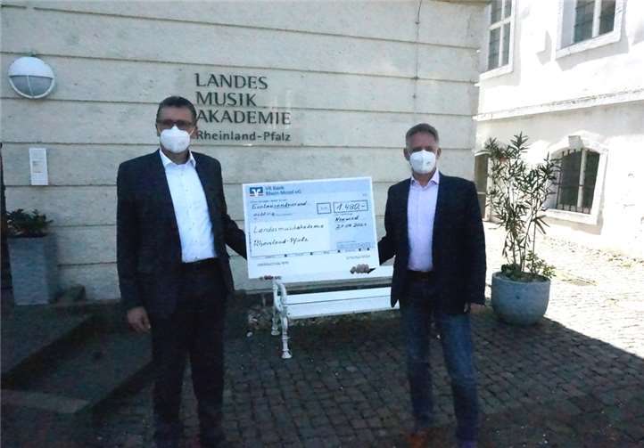 V.l.: Rolf Jächel, Teamleiter der Filiale Engers der VR Bank Rhein Mosel; Rolf Ehlers, Akademieleiter der Landesmusikakademie Rheinland-Pfalz e.V.
