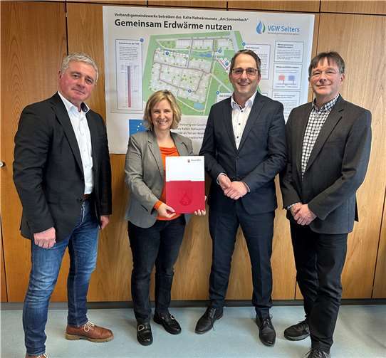 V.l.. Rolf Jung (Stadtbürgermeister Stadt Selters), Klimaschutzministerin Katrin Eder, Oliver Götsch (Bürgermeister der VG Selters), Achim Linder (Werkleiter VG-Werke Selters).  Foto: René Weiand / VG Selters