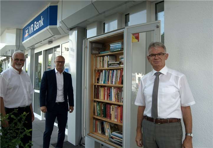 V.l.: Rolf Löhmar (Ortvorsteher), Roland Schätzle (Geschäftsstellenleiter der VR Bank Rhein-Mosel eG), Andreas Harner (Vorstandssprecher der VR Bank Rhein-Mosel eG)