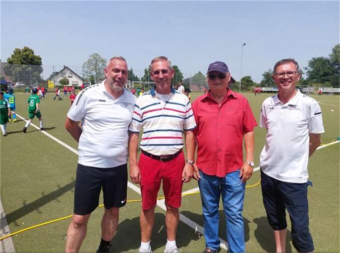 V.l.: Rolf Strick (2. Vorsitzender SV Wormersdorf), Wolfgang Marx (Vorstand Kurt-Pauli-Stiftung), Peter Filla (Ehem. Vorsitzender SV Remagen), Dieter Schmidt (stv. Vorsitzender Stadtsportverband Rheinbach).