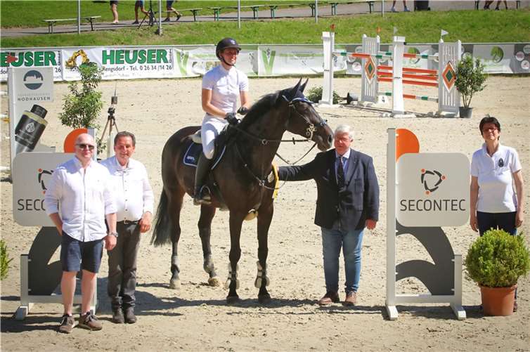 V.l.: Romuald Kowalik (Geschäftsführer Secontec), Helmut Ewenz (Birkenhof-Betreiber), Darline Eisenmenger, Klaus Blässing (Geschäftsführer Pferdesportverband Rheinland) und Jutta Spies (1. Vorsitzende RV Kurtscheid).  Foto: RV Kurtscheid