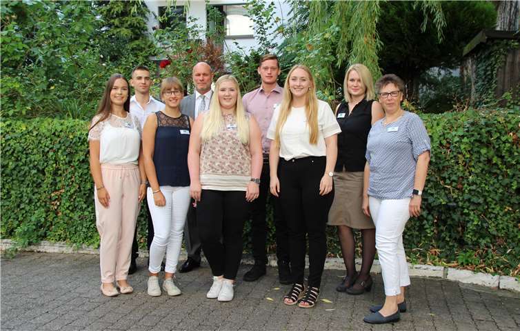 (V.l.) Ronja Berenz; Vladimir Dubas; Johanna Simon; Christoph Loersch Bezirksgeschäftsführer; Nicole Jegel; Steffen Drefs; Rebekka Wagner; Lena Höper; Claudia Scharbach Ausbildungsleiterin.privat