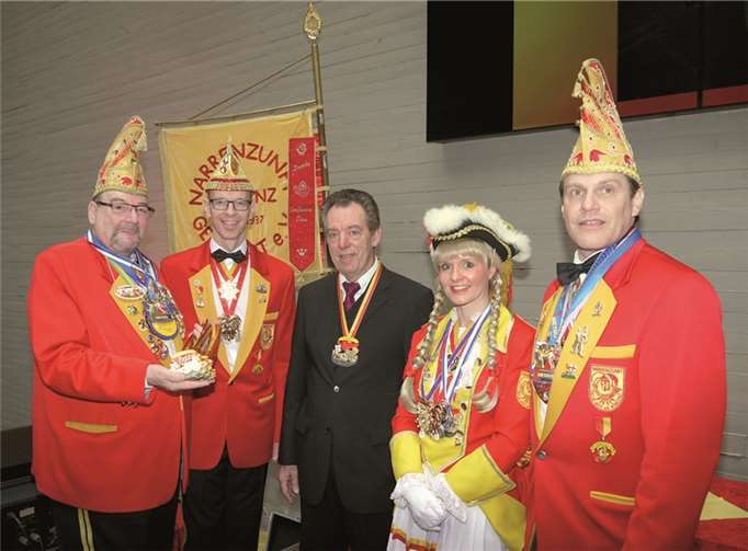 (V.l.) Rudolf Reinhardt (1. Vorsitzender der Narrenzunft Gelb-Rot e.V.), Bernd Schittler (Vorstand der PSD Bank Koblenz eG), Franz Merkes (Vorstandsvorsitzender der PSD Bank Koblenz eG), Funkenmariechen, Gerd-Walter Adler (Geschäftsführer der Narrenzunft Gelb-Rot e.V.). Privat