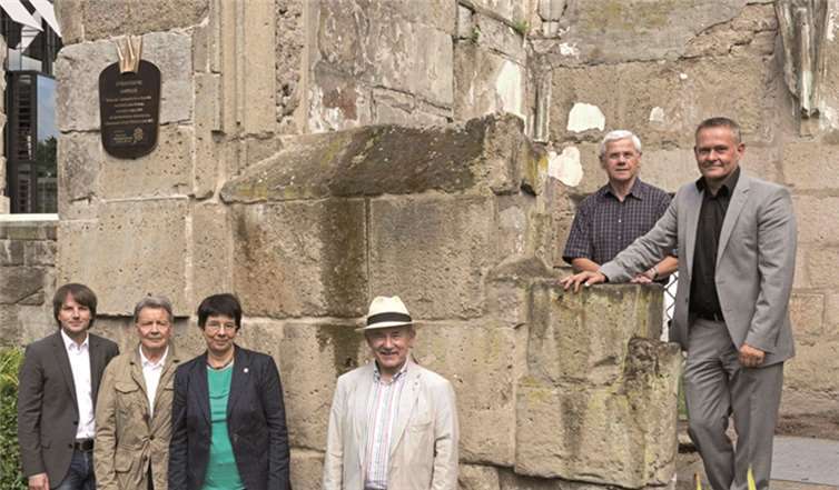 (V.l.) Rüdiger Dittmar, Leiter Eigenbetrieb Grünflächen- und Bestattungswesen, Rolf Struve, Struve-Metall - Hersteller der Bronze-Tafel, Anna Maria Schuster, Geschäftsführerin BUGA-Freunde, Hans-Dieter Gassen, Vorsitzender BUGA-Freunde, Wolfgang Dreyer, Vorstandsmitglied BUGA-Freunde und Andreas Bilo, Geschäftsführer Koblenz-Touristik.Dietmar Guth