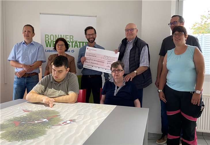 V.l.: S. Schmitz, D. Berchtold-Sprich, A. Schuhen, F. Rosenbaum, T. Gorholt, A. Krüger. Vorne v.l.n.r.: M. Güvercin und M. Rosenbaum. Foto: Bonner Werkstätten gGmbH