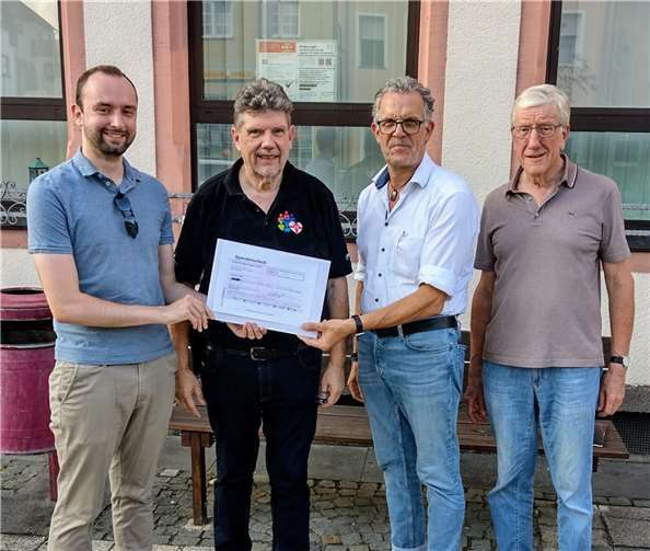 V.l.: SPD-Fraktionssprecher Jan Badinsky, „Initiative“ Klaus Herbel, „Initiative“ Gerd Harner, Beigeordneter Albert Weiler. Foto: Guido Baulig