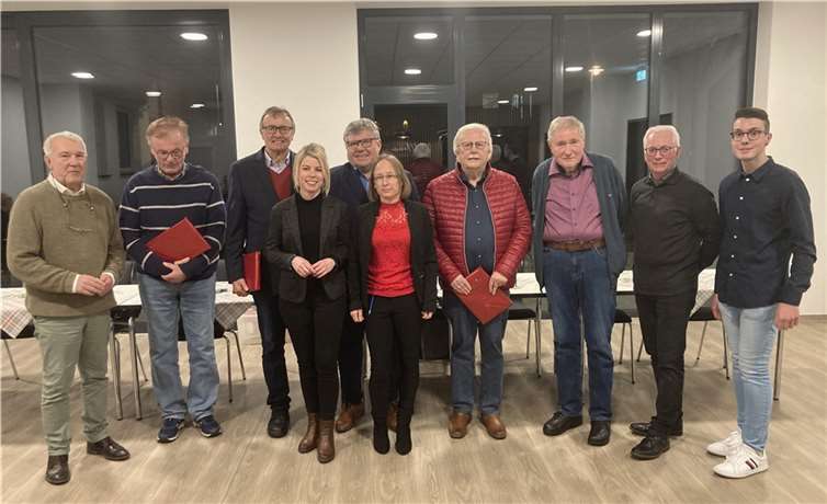 V.l.: SPD-Vorsitzender Thomas Eckart, Wolfgang Müller, Rainer Kaul, MdL Lana Horstmann, Erster Kreisbeigeordneter Michael Mahlert, stellv. SPD-Vorsitzende Petra Hütte, Ulrich Schuh, Hans-Dieter Berg, Bürgermeister Volker Mendel und SPD-Geschäftsführer Leon Schick. Es fehlen auf dem Foto: Judith Eckart und Dietmar Bayer. Foto: SPD Ortsverein Verbandsgemeinde Puderbach