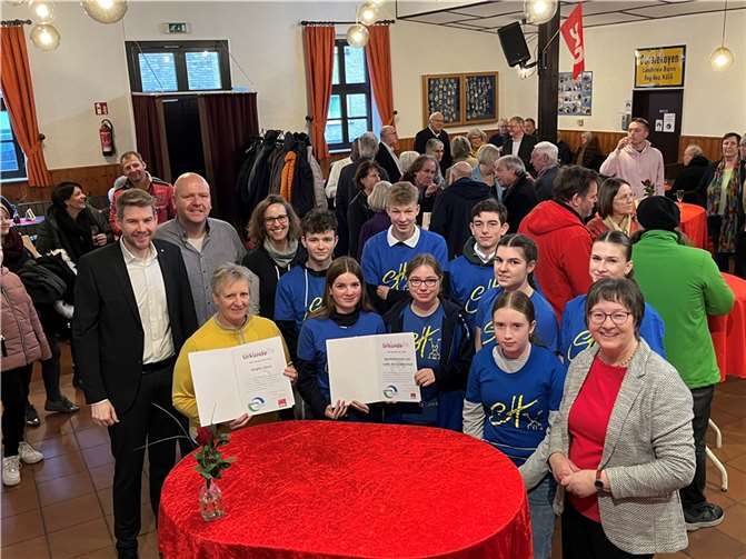 V.l. SPD-Vorsitzender Tobias Leuning, Axel Fuhs (Gesamtschule), Angela Garus (Preisträgerin), Karin Merkel (Gesamtschule), Sporthelferinnen und Sporthelfer (Preisträger), Gisela Hein (SPD). Foto: privat