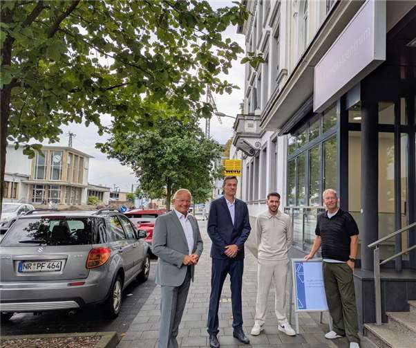 V.l.: SPNV-Nord Verbandsvorsteher Achim Hallerbach, Landrat Kreis Neuwied; Steffen Breuer, Leiter Fachbereich Erlöse, Tarif, Vertrieb, SPNV-Nord; Fatih Yilmaz, Projektmanagement Transdev Vertrieb GmbH; Lars Dürre, Teamleiter personenbediente Verkaufsstellen Rhein-Mosel-Fulda, Transdev Vertrieb GmbH. Foto: SPNV Nord