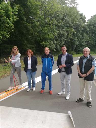 V.l.: Sabine Bätzing-Lichtenthäler, Sandra Weeser, Stefan Puderbach, Peter Jung und Klaus Dillenberger (Vorsitzender VfL Neuwied) beim Besichtigen der potenziellen Anlage.  Foto: Hr.Stockhausen