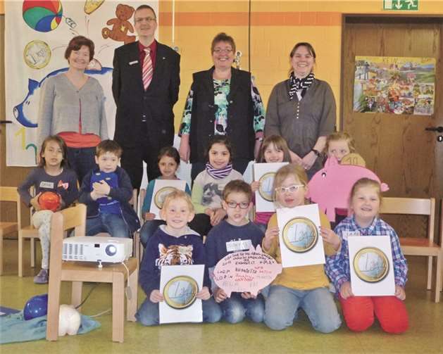 V.l. Sabine Fewson, Medienpädagogin, Heinz Brun, Leiter der Raiffeisenbank Rheinbach Voreifel eG, Geschäftsstelle Neuer Markt, Kita-Leiterin Ulrike Arndt und Kerstin Eleftheriadis von der städtischen Jugendhilfe sowie die Vorschulkinder beim Frühförderworkshop. Stadt Meckenheim