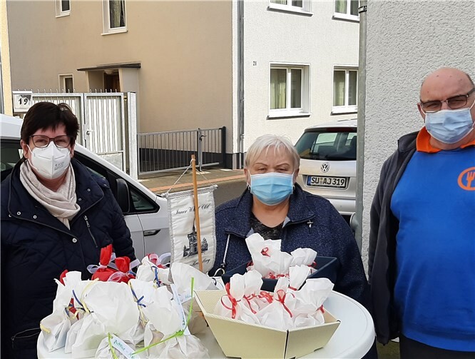 V.l.: Sabine Martin (Inner Wheel Bonn-Kreuzberg), Karin Woyke (1. stellvertretende Vorsitzende der Tafel), Hans-Joachim Peters (2. stellvertretender Vorsitzender der Tafel)