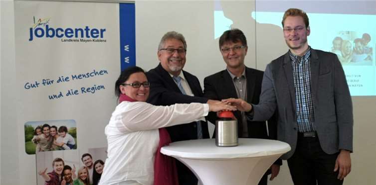 V.l.: Sachgebietsleitung Sandra Reith, Geschäftsführer des Jobcenters Rolf Koch, Erster Kreisbeigeordneter Burkhard Nauroth und Projektmitarbeiter Denny Blank gaben im Koblenzer Kreishaus das Startsignal zur neuen Internetseite des Projektes INKA-MYK.Privat