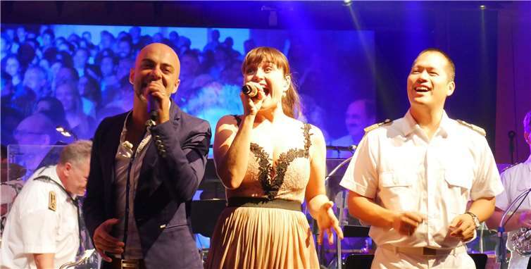 (V.l.) Sängerin Jemma Endersby, Sänger Marco Matias und Bandleader Timor Oliver Chadik.-GBA-