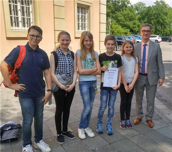 (V.l.) Samuel Hörsch, Annika Buchhold, Gesa Bartling, Tim Schäfer, Leni Lechner und Achim Finkenauer (Landeswettbewerbsleiter Alte Sprachen).privat