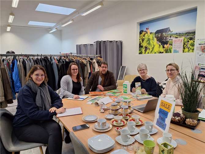 V.l.: Sandra Becker (Leiterin des Umdenken-Ladens), Manon Schriemer (Assistentin der Geschäftsführung), Christian Luxem (Geschäftsführer Perspektive Andernach), Corinna Becker (Projektgruppe Kreislaufwirtschaft), Marta Kimmes (Projektmanagement Refood). Foto: Corinna Becker