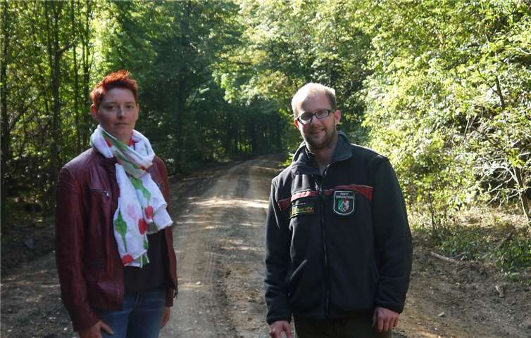 V.l. Sandra Bottin und Arne Wollgarten auf dem instandgesetzten Weg, der zum „Eisernen Mann“ führt.