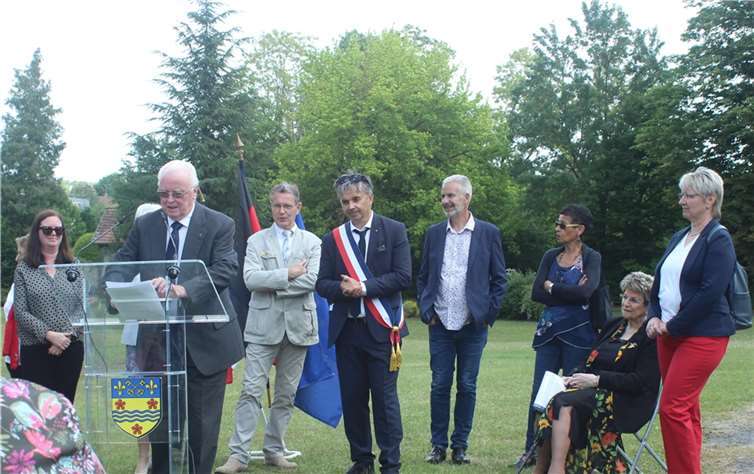 V.l.: Sandra Cazals (Beigeordnete der Stadt Bad Hönningen), Rudolf Hofmann (Ehrenbürger von Saint-Pierre-lès-Nemours), Jean Turpin (Vorsitzender des Comité de Jumelage), Bruno Landais (Maire Saint-Pierre-lès-Nemours), Jean-Claude Dumay (Conseiller délégué Saint-Pierre-lès-Nemours), Yasmina Richard (Conseillère délégué Saint-Pierre-lès-Nemours), Monique Breysach (Conseillère Saint-Pierre-lès-Nemours), Liane Int-Veen (Vorsitzende Freundeskreis Bad Hönningen - Saint-Pierre-lès-Nemours).  Foto: privat