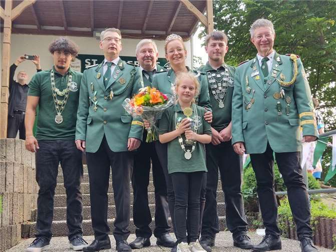 V.l.: Scheibenkönig Yannick Rabenhofer, stellv. Brudermeister Carsten Meyer, Exkönig Hartmut Bueker, Schützenkönigin Melanie Kropf, Bambiniprinz Lina Ginsterblum, Prinz Nils Nürnberg, Brudermeister Dirk Rabenhofer. Foto: privat