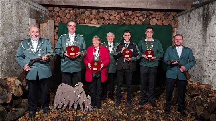 V.l.: Schießmeister Peter Kaczun, Hubertus-König Ludwig Metternich, Hubertus-Kaiserin Verena Zavelberg, Brudermeister Manfred von Goscinski sen., Hubertus-Prinz Felix Pommerich, Hubertus-Schülerprinz Jayden Jensen, stv. Schießmeister Maciej Weiner. Foto: privat