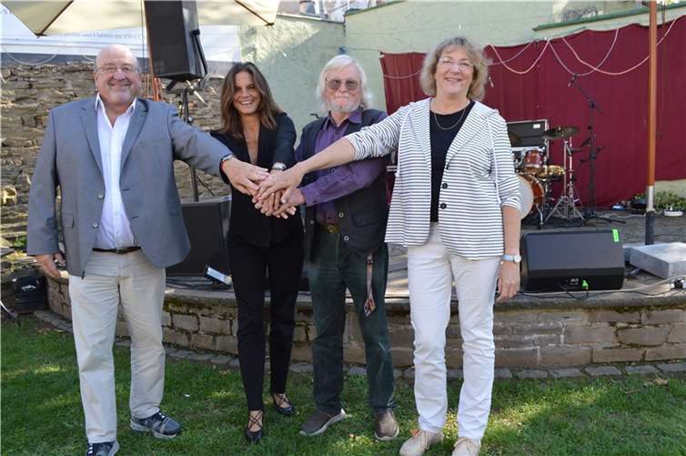 V.l: Schirmherr Herbert Georgi, Kreisbeigeordnete Christina Steinhausen, Vorsitzender Rolf Plewa und Stadtbeigeordnete Andrea Georgi.  Fotos: AB