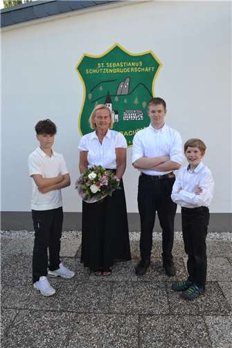 Jubiläumsjahr beginnt mit Kaiserliesel und starken Nachwuchsschützen V.l. Schülerprinz Valentin Rosenbaum, Liesel Brigitte Hopp, Prinz Lukas Richter und Bambiniprinz Max Crampen.